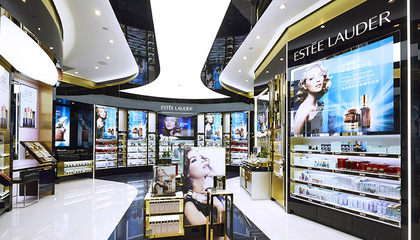 關(guān)稅下調(diào)引發(fā)進(jìn)口化妝品降價潮，市場銷售格局或?qū)⒅厮? class=